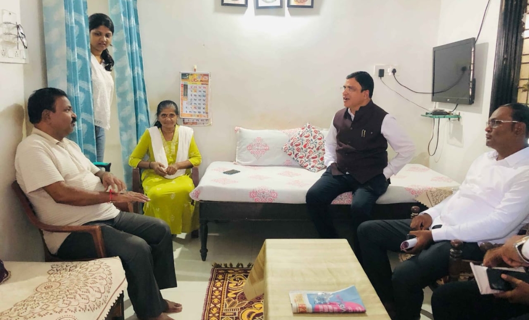 ना.आशिष जयस्वाल धावले कॅन्सरशी झुंज देत असलेल्या महिला पदाधिकाऱ्याच्या मदतीला