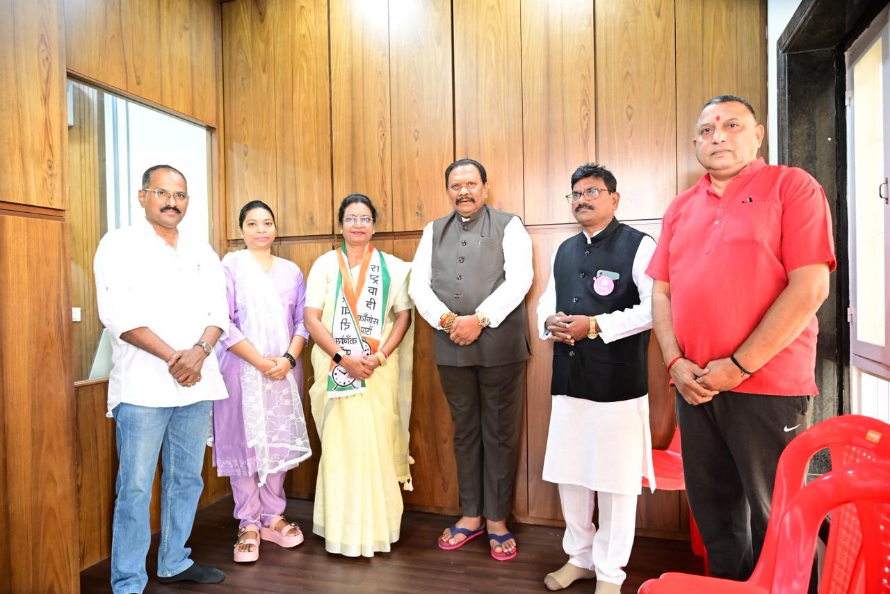 गडचिरोली जिल्ह्यातील मोठा राजकीय भूकंप ! —————————— माजी महिला मोर्चा जिल्हा अध्यक्ष भाजपा तसेच विद्यमान जिल्हा महामंत्री गडचिरोलीच्या गिताताई हिंगे यांचा राष्ट्रवादी काँग्रेस पक्षात ऐतिहासिक प्रवेश - आमदार धर्मराव बाबा आत्राम साहेबांच्या उपस्थितीत पक्ष प्रवेश ..!!